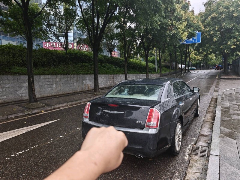 成都14年克莱斯勒300C3