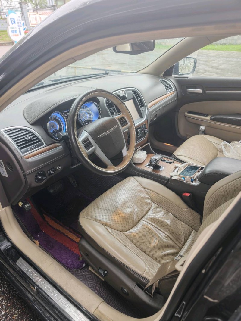 成都14年克莱斯勒300C4