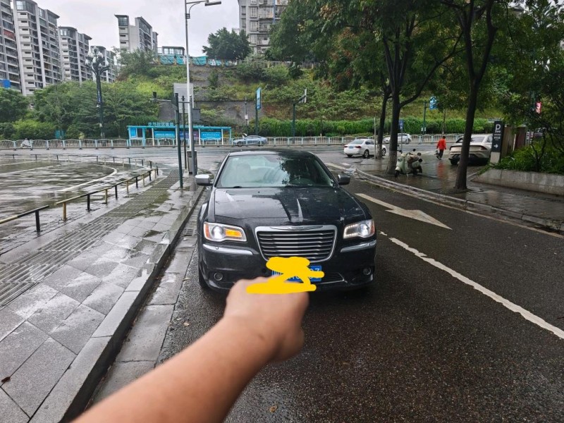 成都14年克莱斯勒300C5