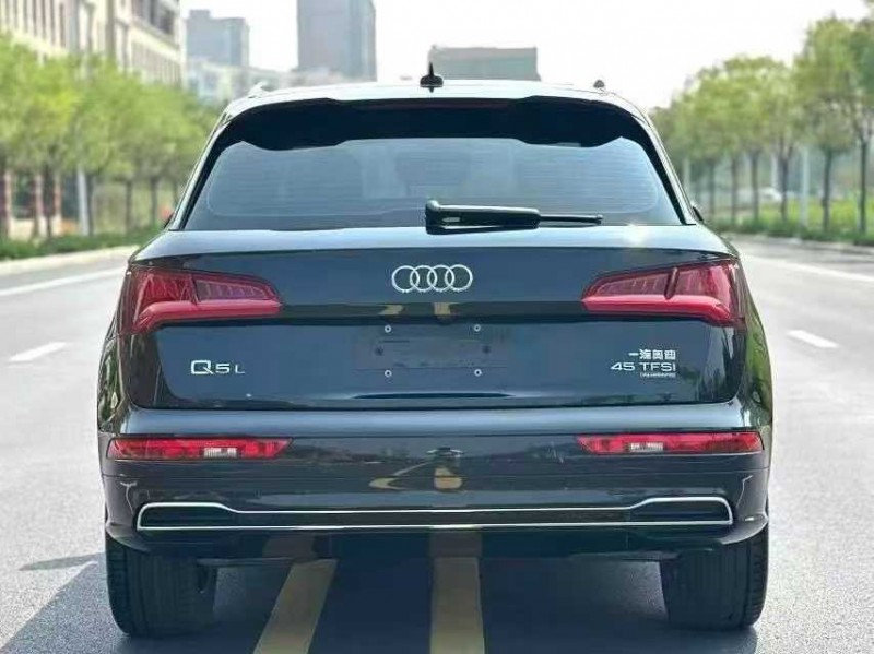 济宁22年奥迪Q57