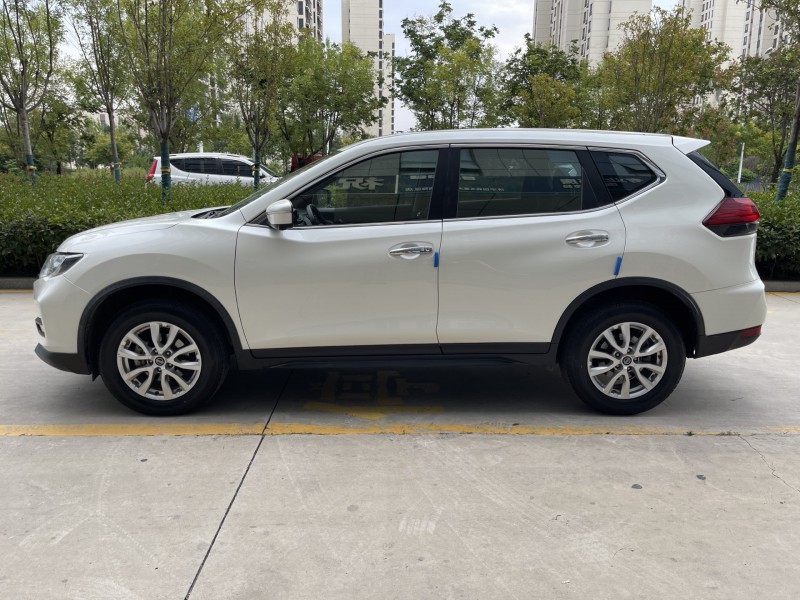 济宁21年日产奇骏4