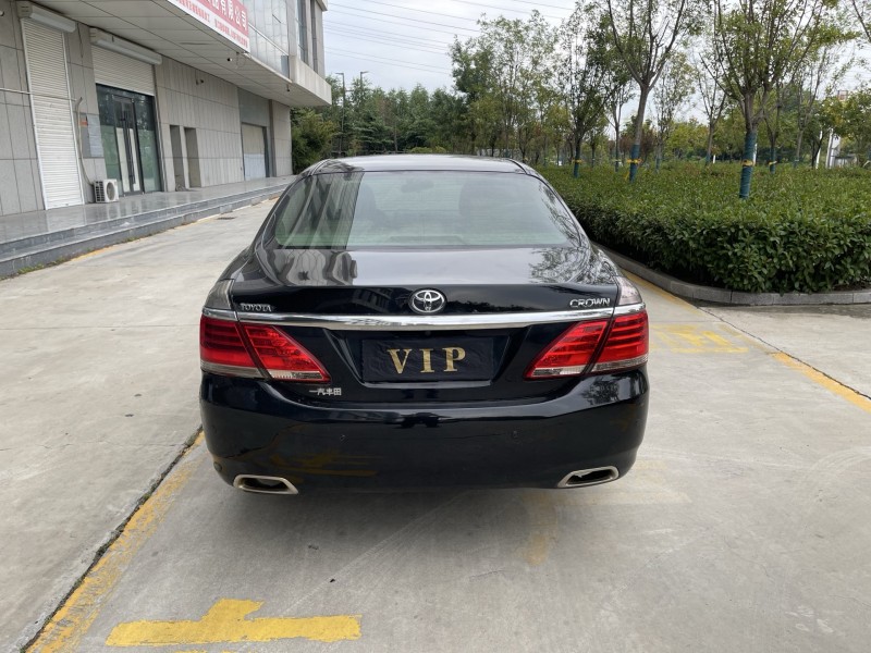 济宁13年丰田皇冠9