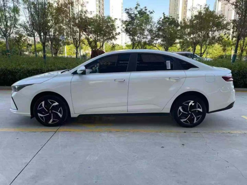 济宁24年吉利几何6