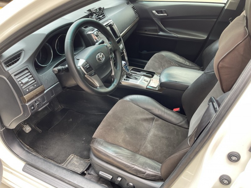 济宁13年丰田锐志6