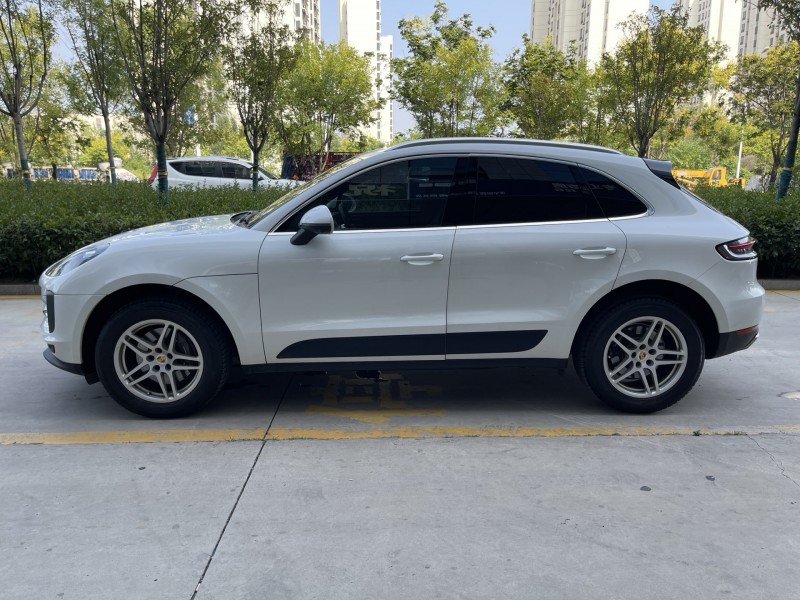 济宁19年保时捷Macan7