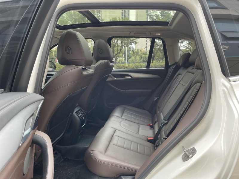 济宁21年宝马IX36