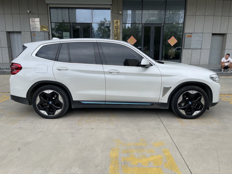 济宁21年宝马IX38