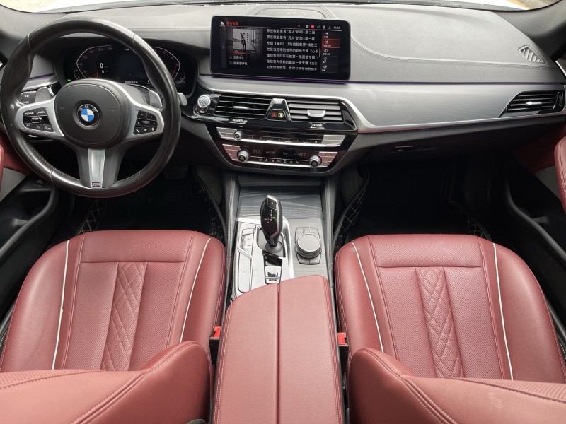 济宁22年宝马5系8