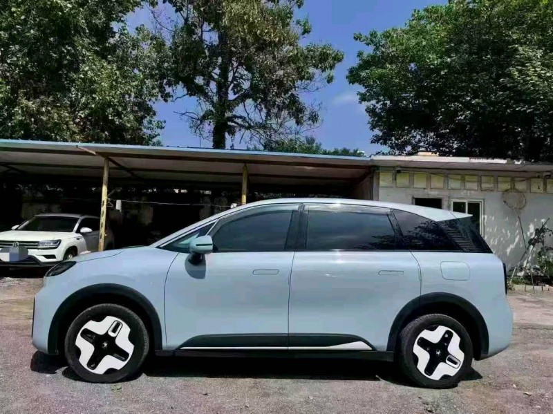 开封25年极狐汽车阿尔法7