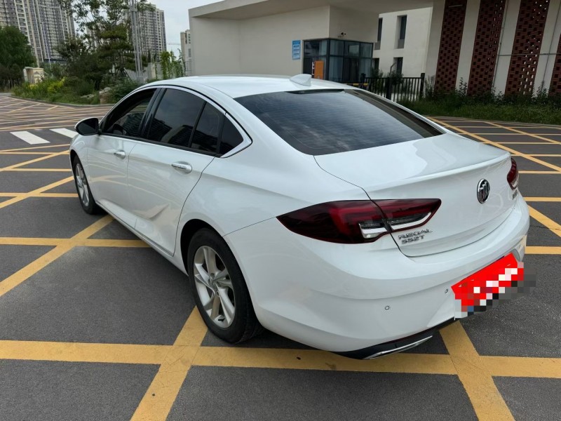 济宁22年别克君威8