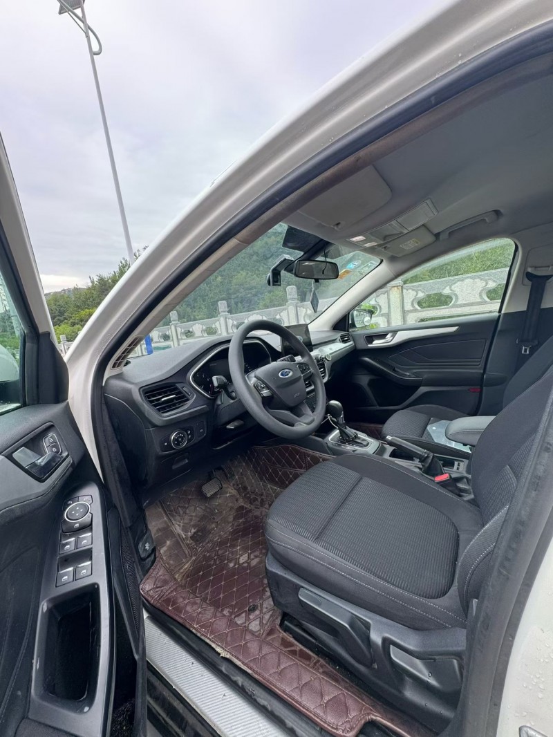 青岛19年福特福克斯6