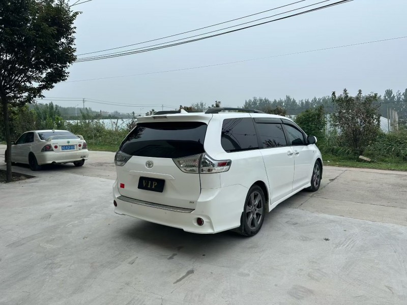 徐州18年丰田塞纳3