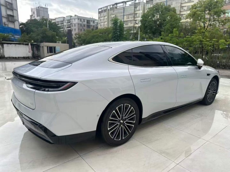 广州25年吉利银河8