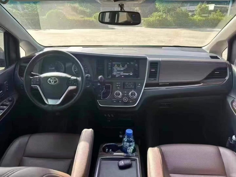 桂林16年丰田塞纳4