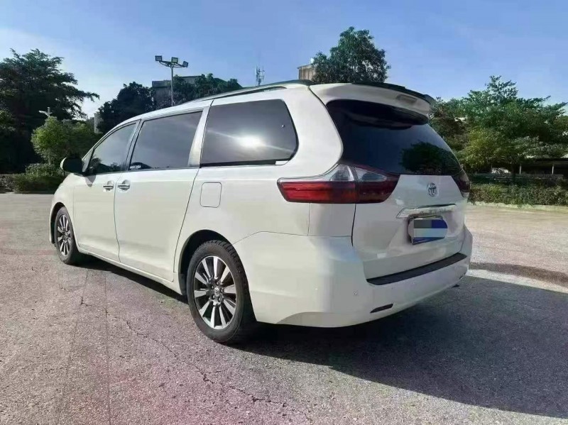 桂林16年丰田塞纳8