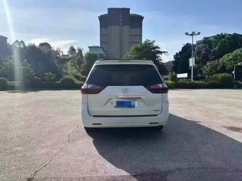 桂林16年丰田塞纳9