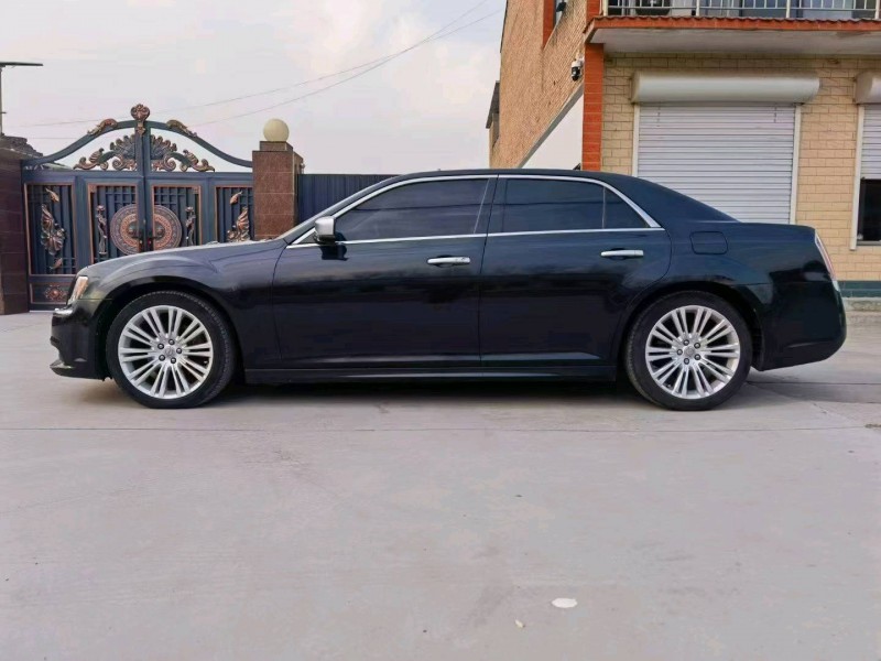 晋中17年克莱斯勒300C8