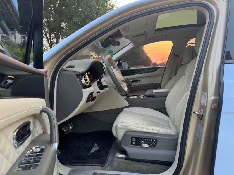 张家口18年宾利添越5