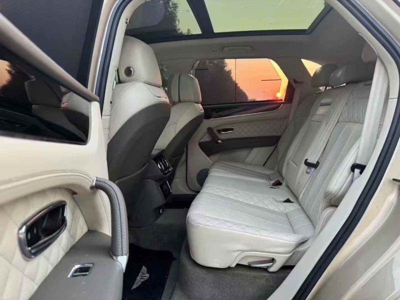 张家口18年宾利添越6