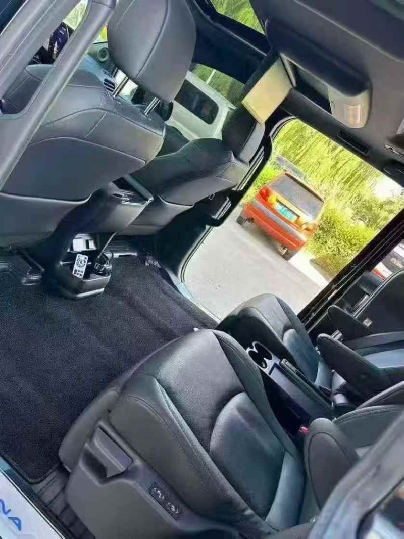 济宁22年丰田塞纳6