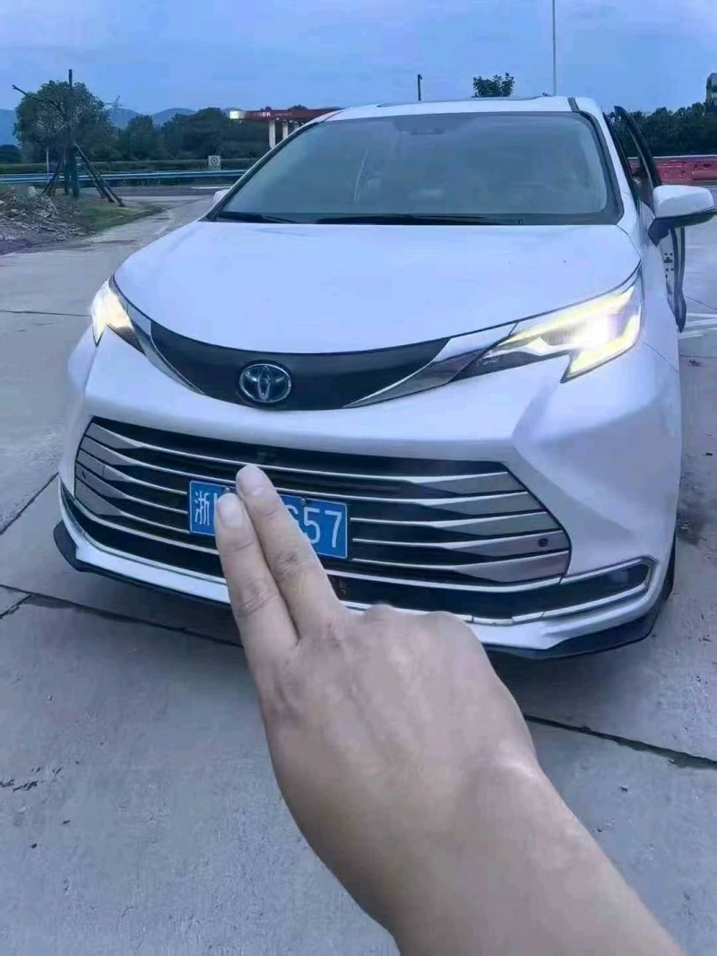 长沙22年丰田塞纳1