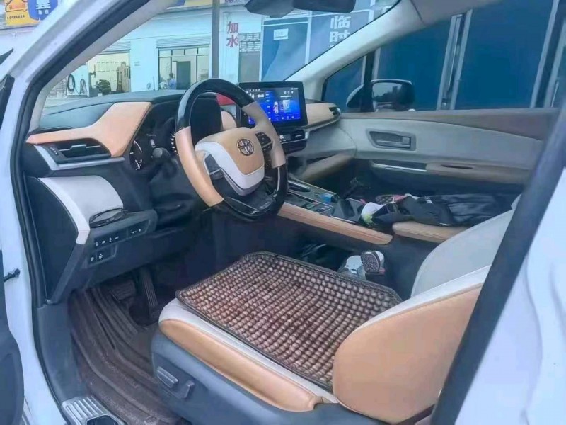 长沙22年丰田塞纳2