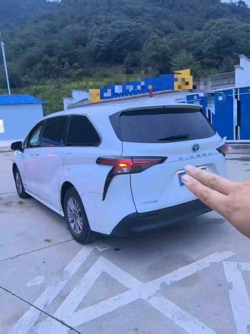 长沙22年丰田塞纳3