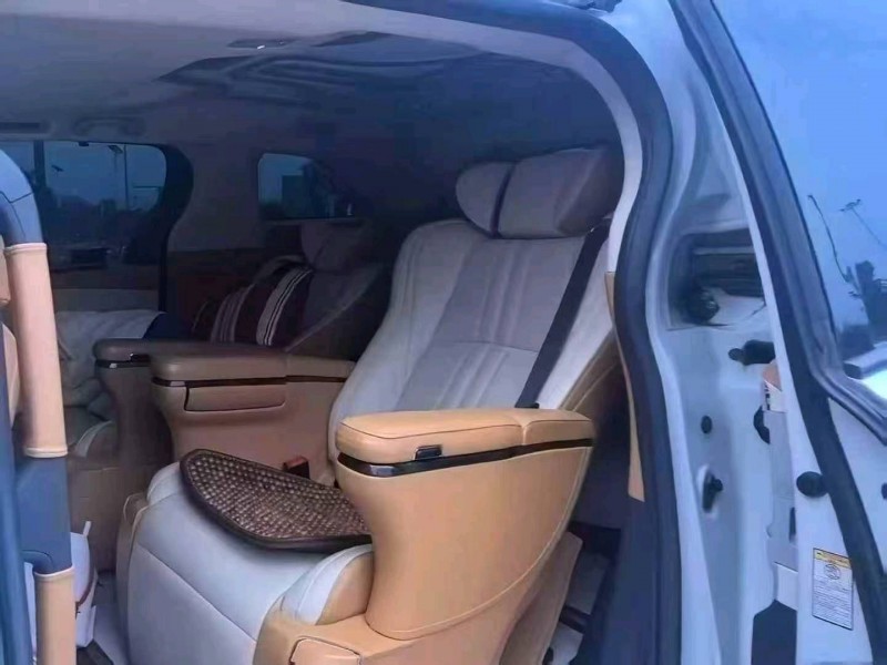 长沙22年丰田塞纳5