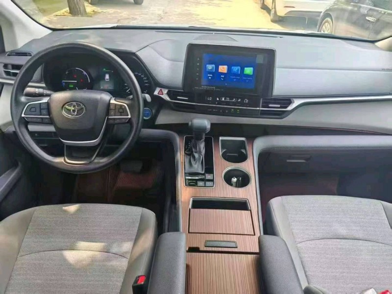 保定23年丰田塞纳4