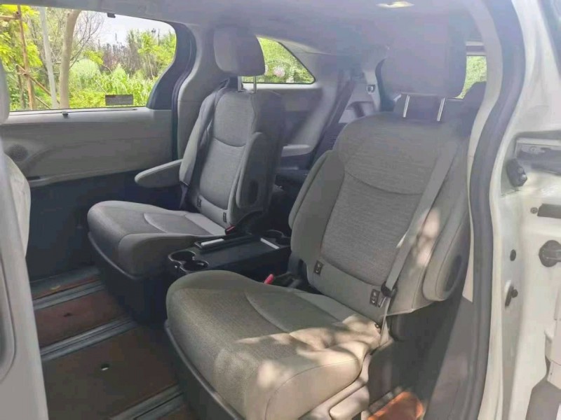 保定23年丰田塞纳5