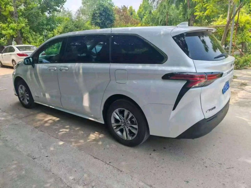 保定23年丰田塞纳8