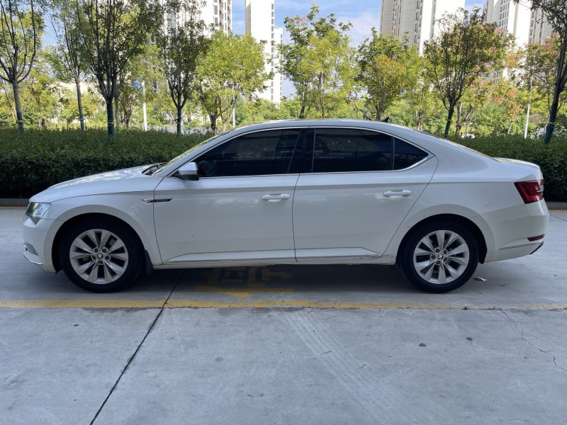 济宁17年斯柯达速派8