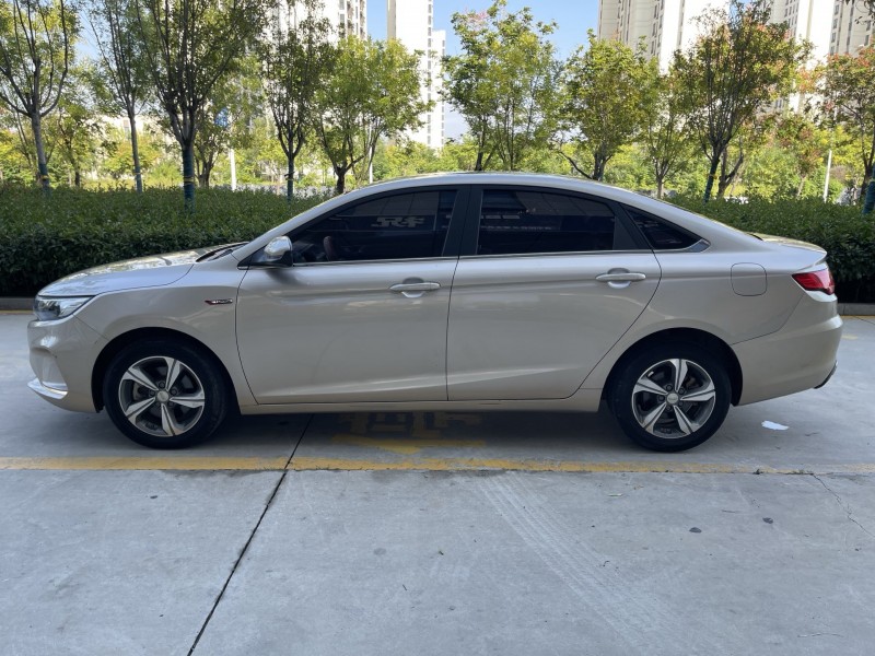 济宁19年吉利帝豪8