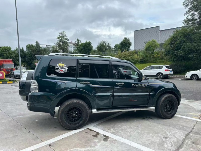 重庆10年三菱帕杰罗3