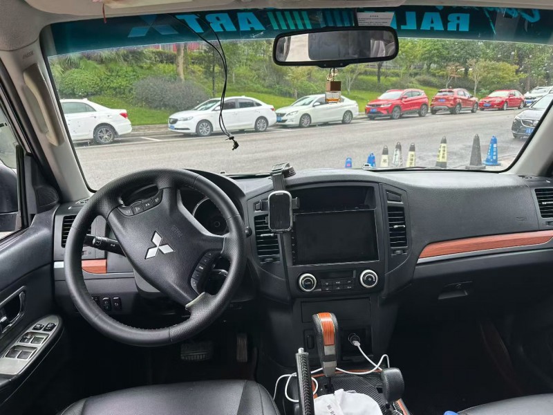 重庆10年三菱帕杰罗4