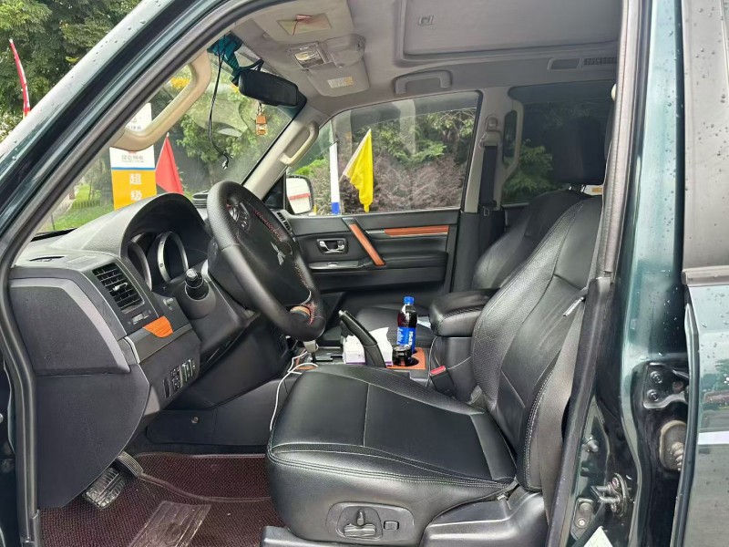 重庆10年三菱帕杰罗5