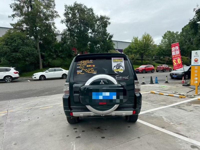 重庆10年三菱帕杰罗8