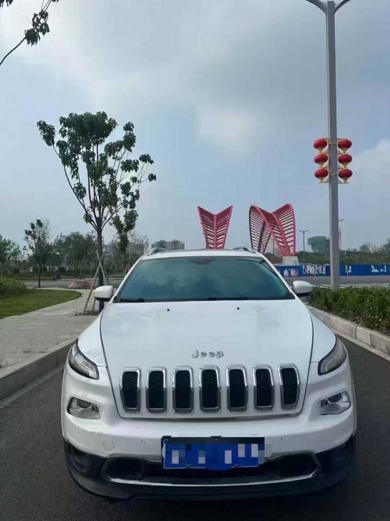 菏泽17年Jeep自由光1