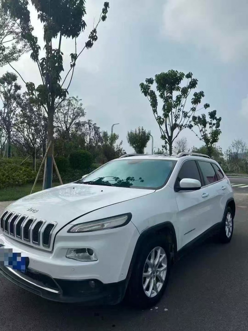 菏泽17年Jeep自由光2