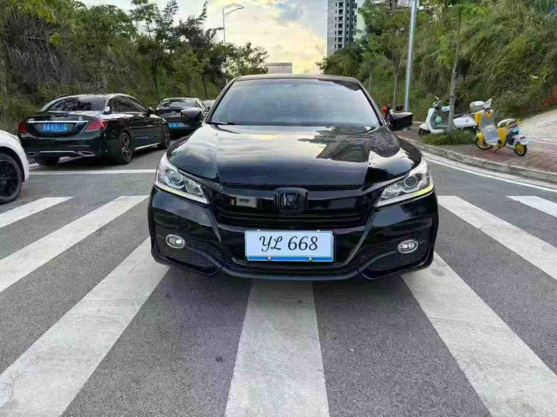 南宁17年本田雅阁1