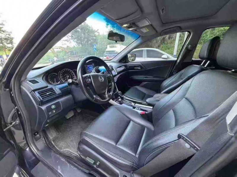 南宁17年本田雅阁4