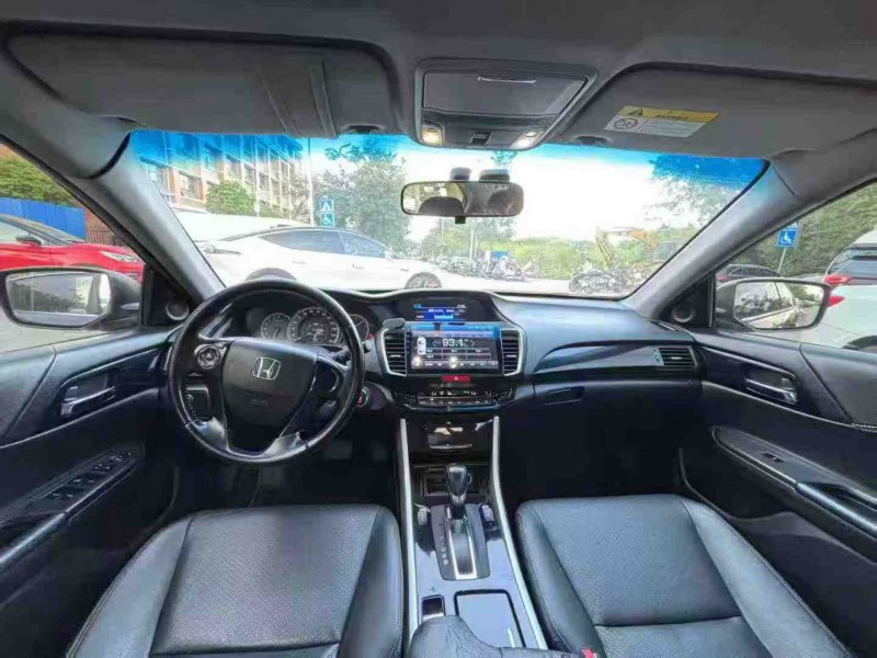 南宁17年本田雅阁5