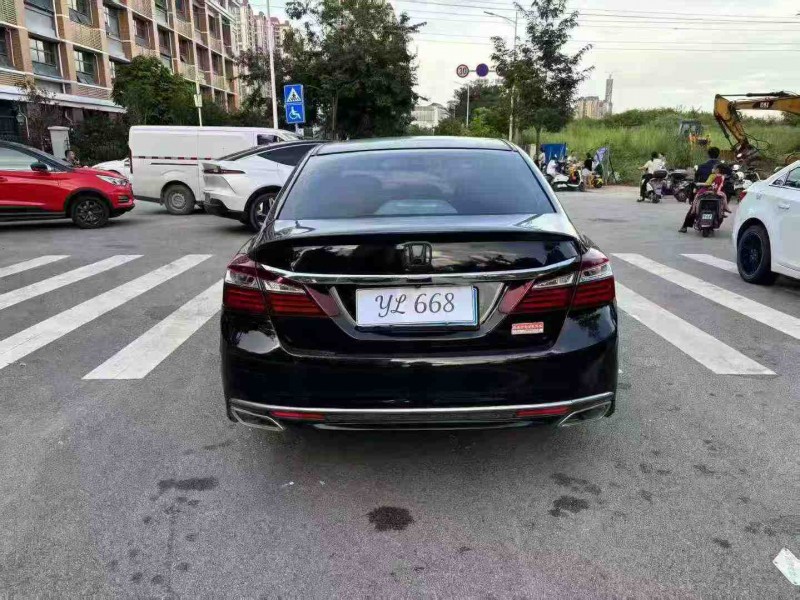 南宁17年本田雅阁9