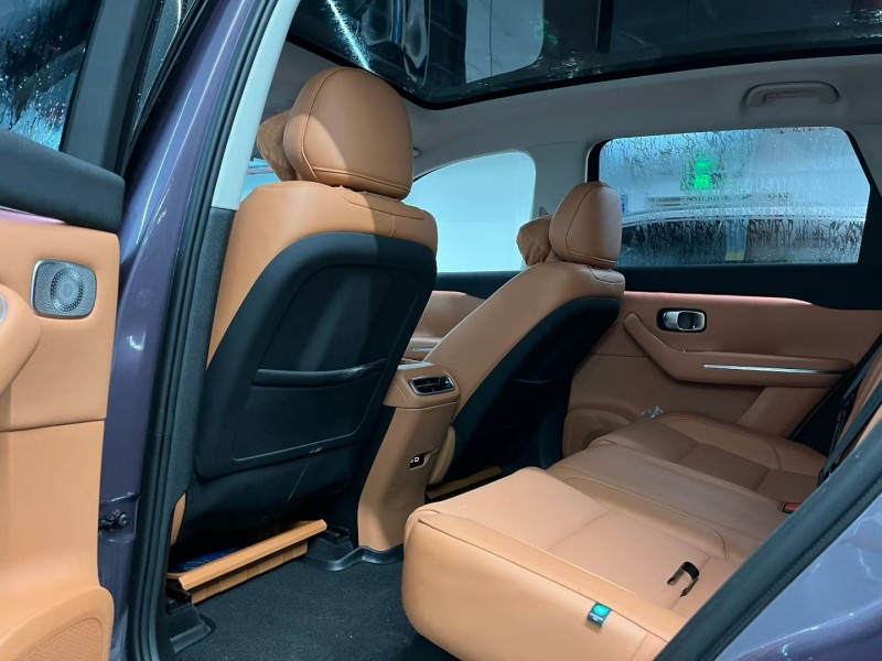 深圳25年零跑汽车C106