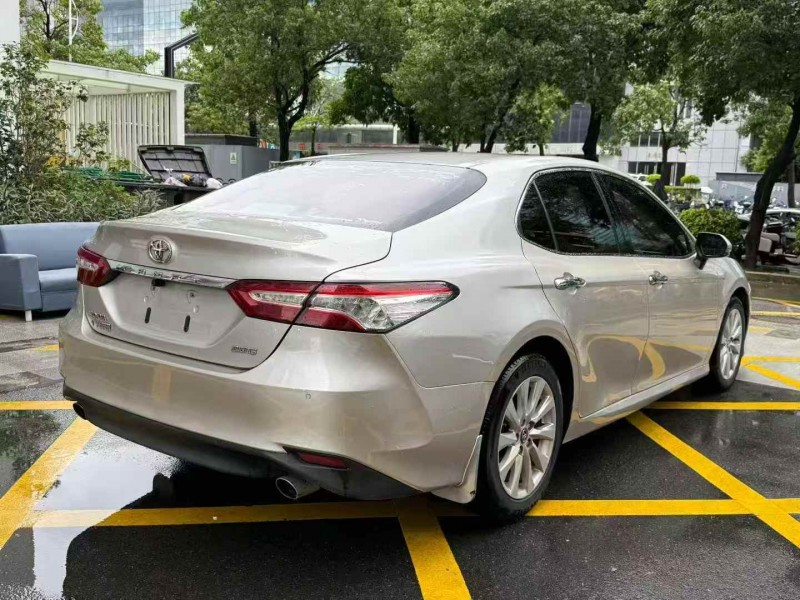 广州19年丰田凯美瑞8