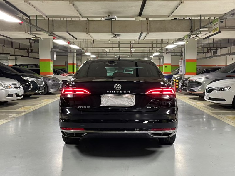 成都19年大众辉昂8