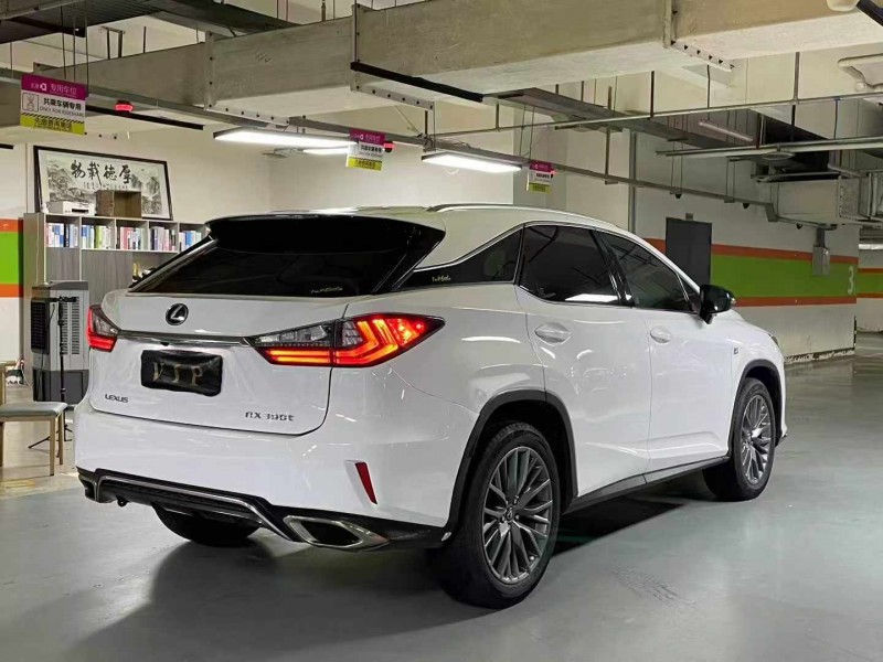 成都18年雷克萨斯RX7