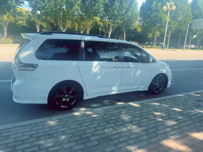 保定17年丰田塞纳3