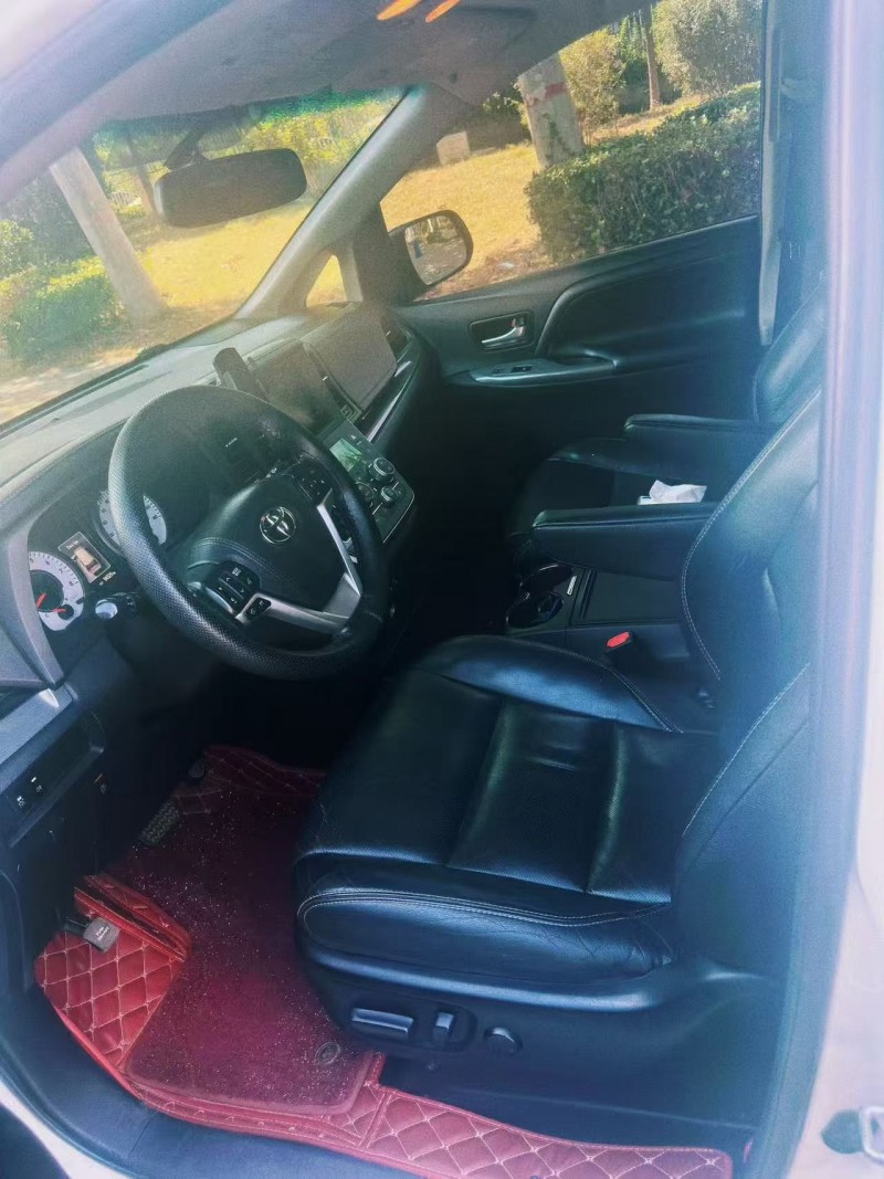 保定17年丰田塞纳7