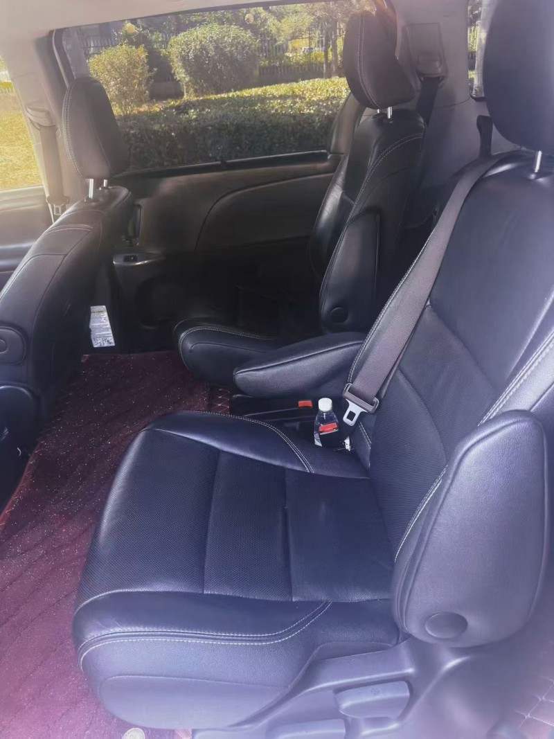 保定17年丰田塞纳8